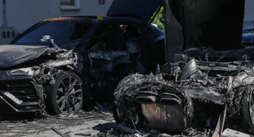 Zbog paljenja osobnog automobila Lamborghini otvorenim plamenom izbio je požar koji se proširio na još četiri vozila